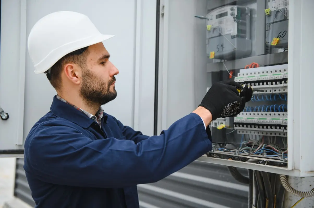 Électricien en intervention sur un tableau électrique