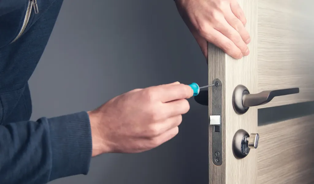 Serrurier en intervention sur une porte, remplacement de cylindre
